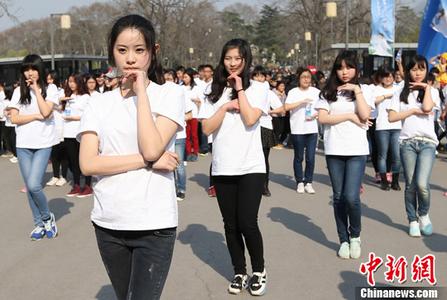 乔任梁父亲曾在儿子墓地见到造谣者：一看精神都不正常了